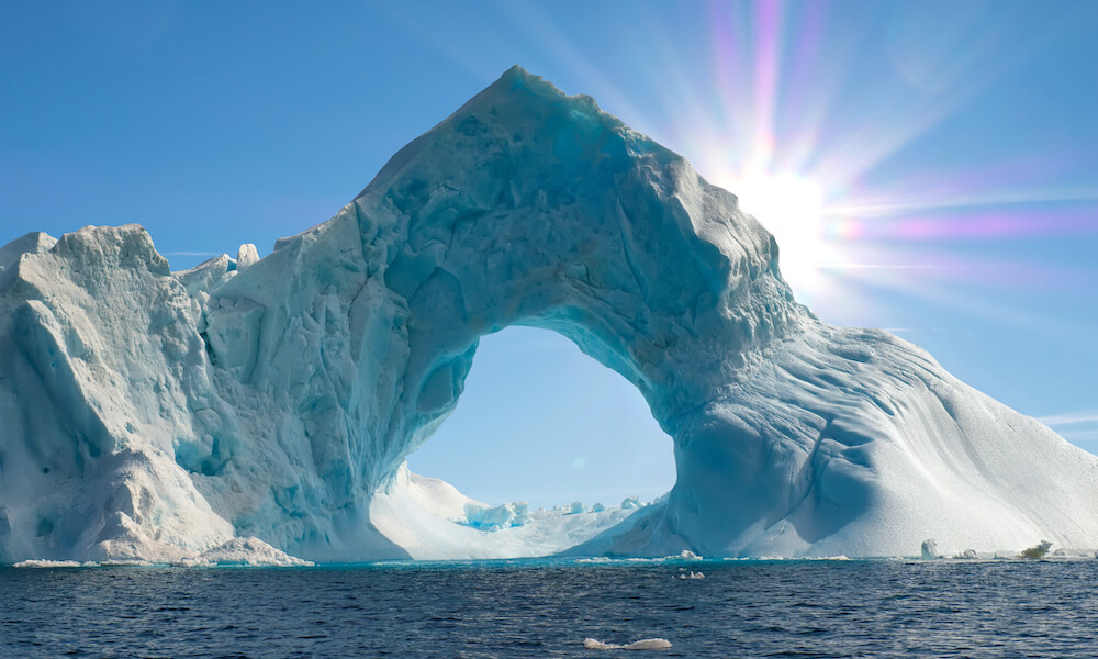 Eisberg im Meer mit Sonne