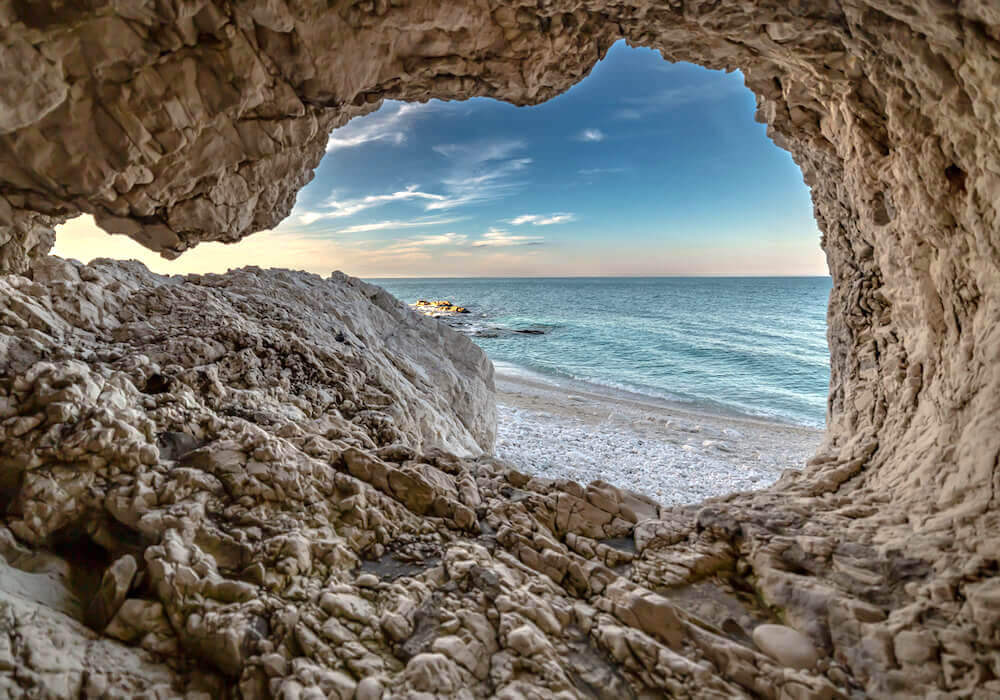Höhle mit Blick auf das Meer