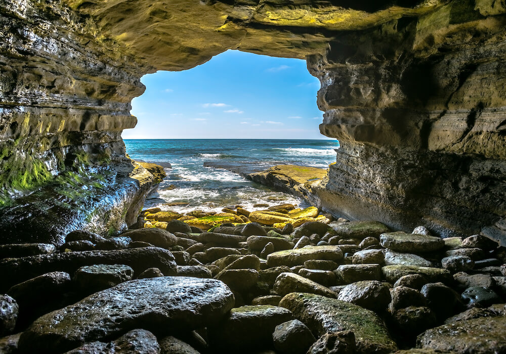 Höhle am Meer